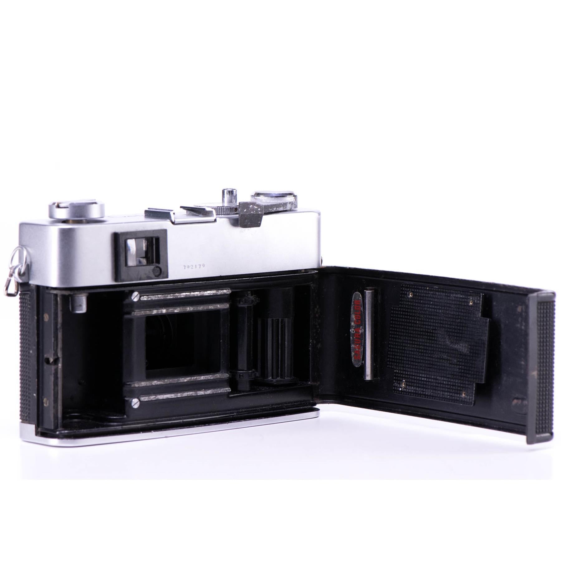 Konica EE-Matic Deluxe Camera |40mm f2.8 lens | White | Japan | 1963 N